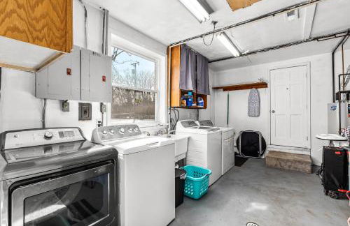 Warm & Comfy 2BR, Huge Backyard, Great Location! - Photo 14