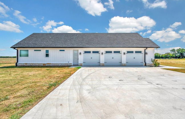 New Luxury Texas Farmhouse - Photo 64