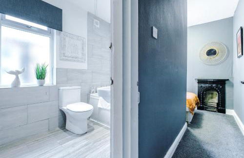 Spacious Modern Chester Home - Great Location - Photo 41