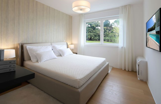 New Apartments with Pool near Beach - Photo 3