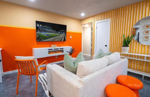 The Orange Lounge - 8 min to KU & Mass - Photo 1