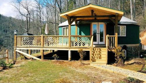 Unique Yurt Rental on Peony Farm with Riverfront View in Clyde, North Carolina - Foto 1