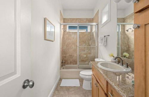 Modern Beach Haüs 4 min walk to beach w/ pool BBQ - Foto 11