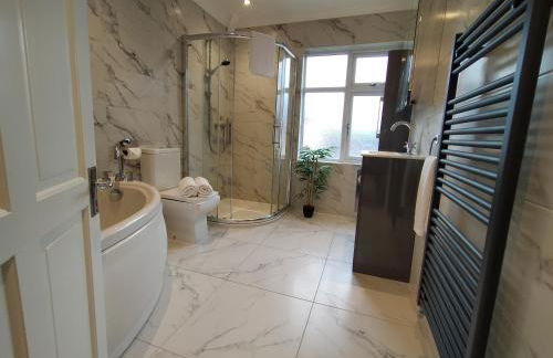 Sirius House - sleeps 7, driveway, garden - Photo 6