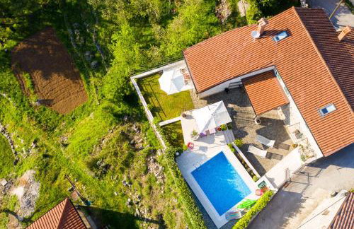 Captain's Villa with Swimming Pool - Photo 5