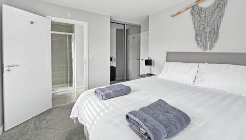 Amaya Seven - Luxury 3 bedroom detached house with garden & driveway - Sleeps 7 - Bottesford, Leicestershire - Foto 5, towels, wardrobe