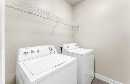 Prime SoCo King Bed 1BR & 2BR Suites w Gym, Pickleball, Laundry - Photo 9