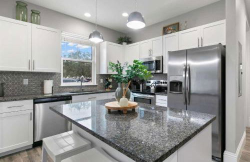 Canopy Couplet - 2 Upscale Condos by Main St - Foto 6