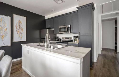 Spacious Apartment with Gated Parking Near Med Ctr - Foto 1