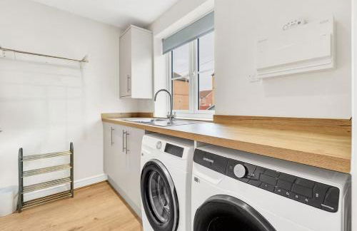 Comfortable 4BR stay in Bourne, Free Parking, Sleeps 7, Families & Contractors Welcome - Foto 27