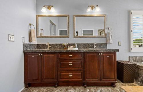 French Country Charm with Pool and Mountain Views - Foto 17