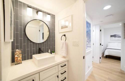 2026 Award Winner, Luxe 2BR, steps to sand & pier, with fire pit, AC and parking - Foto 26