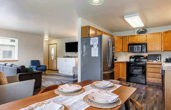 Seaside Getaway by Avantstay Deck w/ Views - Photo 19