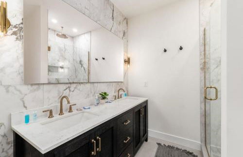 Luxury Escape 4BR 3 bath Oasis in Historic Old Town - Foto 2