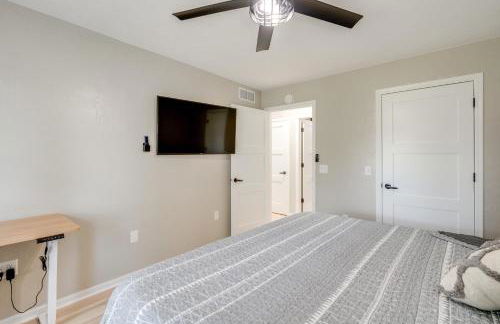 1 Mi to Beach Dog-Friendly Condo in Lake Mills! - Foto 12