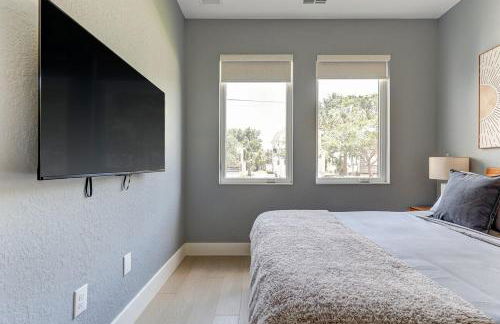 Chic & Spacious 4 Bedroom 3 Full Bathrooms Retreat in West Tampa and Pvt Backyard - Foto 23