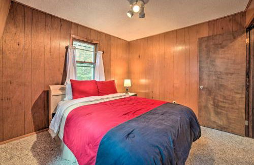 Less Than 3 Mi to Higgins Lake Roscommon Cabin with Deck - Foto 14