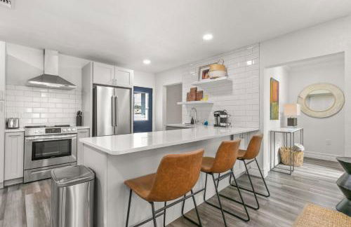 NEW SoHo Sanctuary - Gorgeous Apartment Steps to S Howard Ave with Fenced Yard - Foto 7