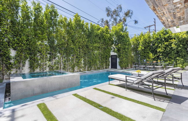Luxe Weho Villa, Walk to Melrose Ave, Pool + Hot Tub North Vista by Avantstay - Photo 44
