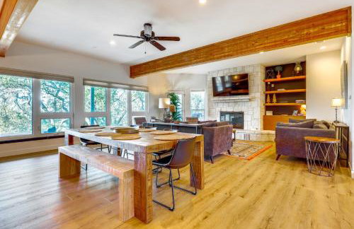 Modern Fischer House with Deck, Fire Pit and Hot Tub! - Foto 6