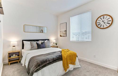 Modern 4BR Home Rooftop Patio Mountain Views - Foto 25