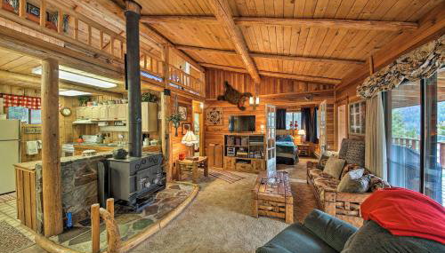 Private Yaak River Hideaway with Deck and Mtn Views! - Foto 3