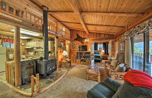 Private Yaak River Hideaway with Deck and Mtn Views! - Foto 3