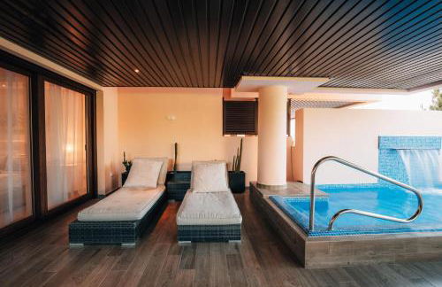 Luxury 2 bedrooms, Private Heated Pool - EHHouse - Photo 12