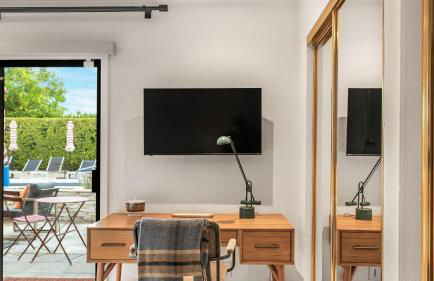 Design-forward Palm Springs home w saltwater pool lush yard multiple outdoor dining areas Casa Papagayo by AvantStay - Foto 28