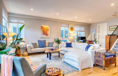 Walk to Empower Field Townhome with Hot Tub! - Foto 1