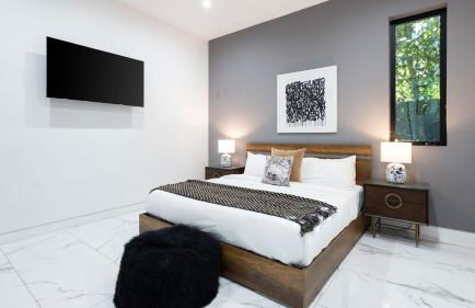 Private LA Retreat w Pool Hot Tub Fire Pit Near Melrose Ave The Martel House by AvantStay - Foto 37