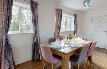 Beautiful & Spacious with 2 Free Parking Spaces - SRK Accommodation - Photo 7