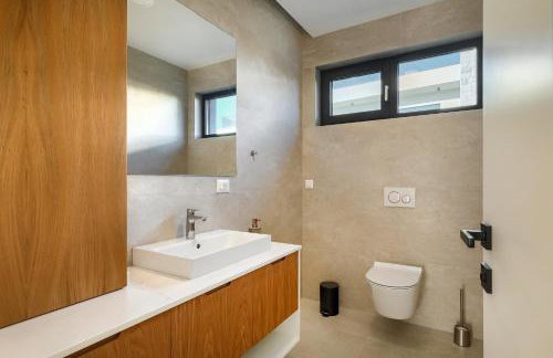 Villa Levita with Pool - Photo 41