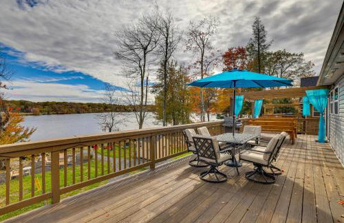 Lakefront Pocono Retreat with Hot Tub and Movie Hub - Foto 6