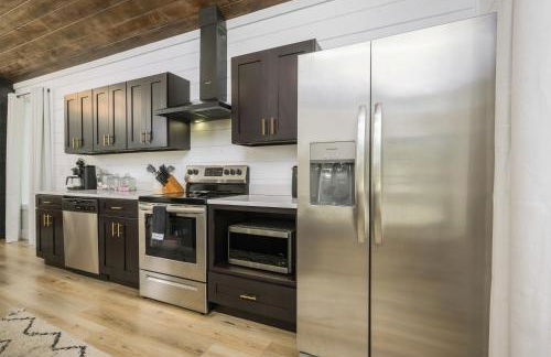 NEW Farmhouse-Chic Cabin with Hot Tub & Firepit - Foto 14