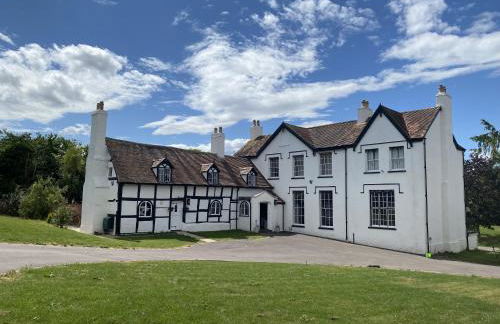 Cotswold Cheltenham, whole house with hot tub - Photo 1
