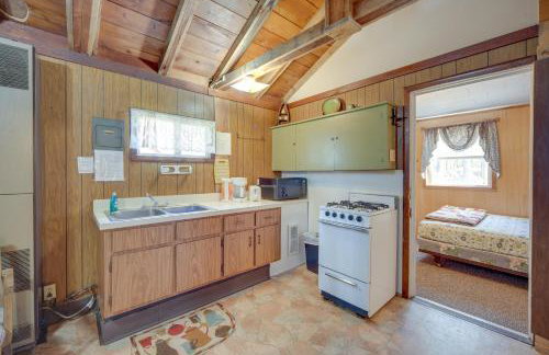 Stone Lake Cabin with Private Deck and Fire Pit! - Foto 7