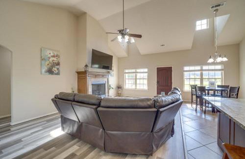 Central Bentonville Home with Fenced Yard! - Foto 4