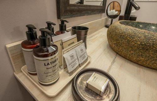 Studio Efficiency Unit with Balcony over Mountaineer Square condo - Foto 17