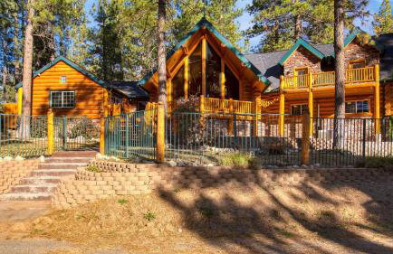Pinetree Place by Avantstay Group Cabin w/ Hot Tub Minutes to the Lake - Photo 78
