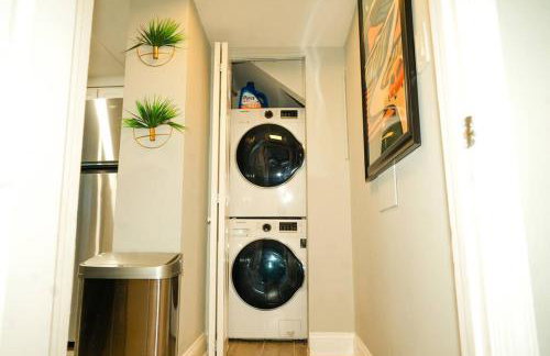 Modern 1BR Unit with Free Parking Walk to Metro - Foto 7