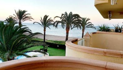 Estupendo apartamento en primera línea de playa y con vistas al mar - Foto 2