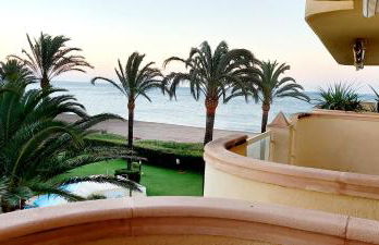 Estupendo apartamento en primera línea de playa y con vistas al mar - Foto 2