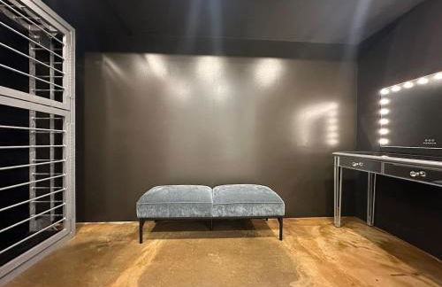 The Vault - Hidden Playroom For Couples - Private Hot Tub - Mountain Views - Riverfront - Foto 17