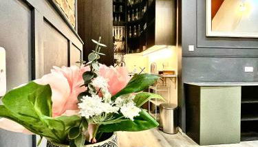 AdeamStays provides Beautiful centrally located 1 and 2 bed apartments on Liverpools Boulevard - Foto 4