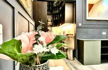 AdeamStays provides Beautiful centrally located 1 and 2 bed apartments on Liverpools Boulevard - Foto 4