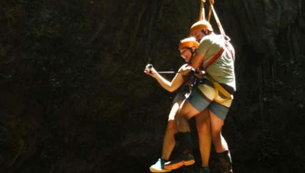 Descente dans la grotte de Jomblang