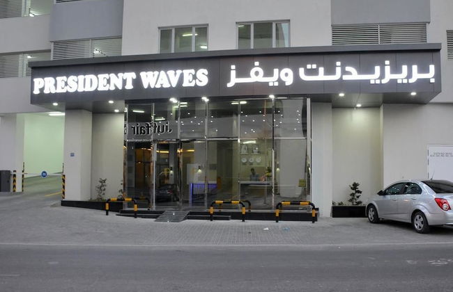 President Waves - Photo 36