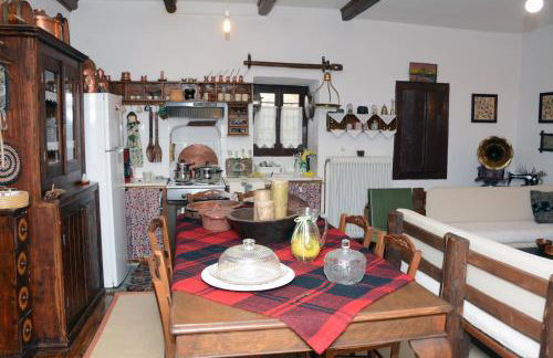 Giorgos' & Noula's Cottage in Desfina village- near Delphi - Foto 32