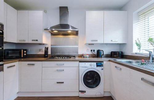 Relax in Style at Wedgwood House 3 BR Home with Garden & Parking - Foto 13